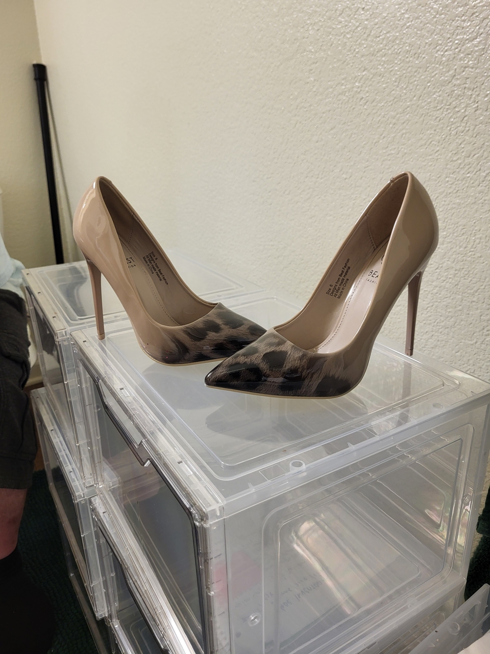 BEAST FASHION Nude Patent Pointed Pumps with Leopard-Print Toe